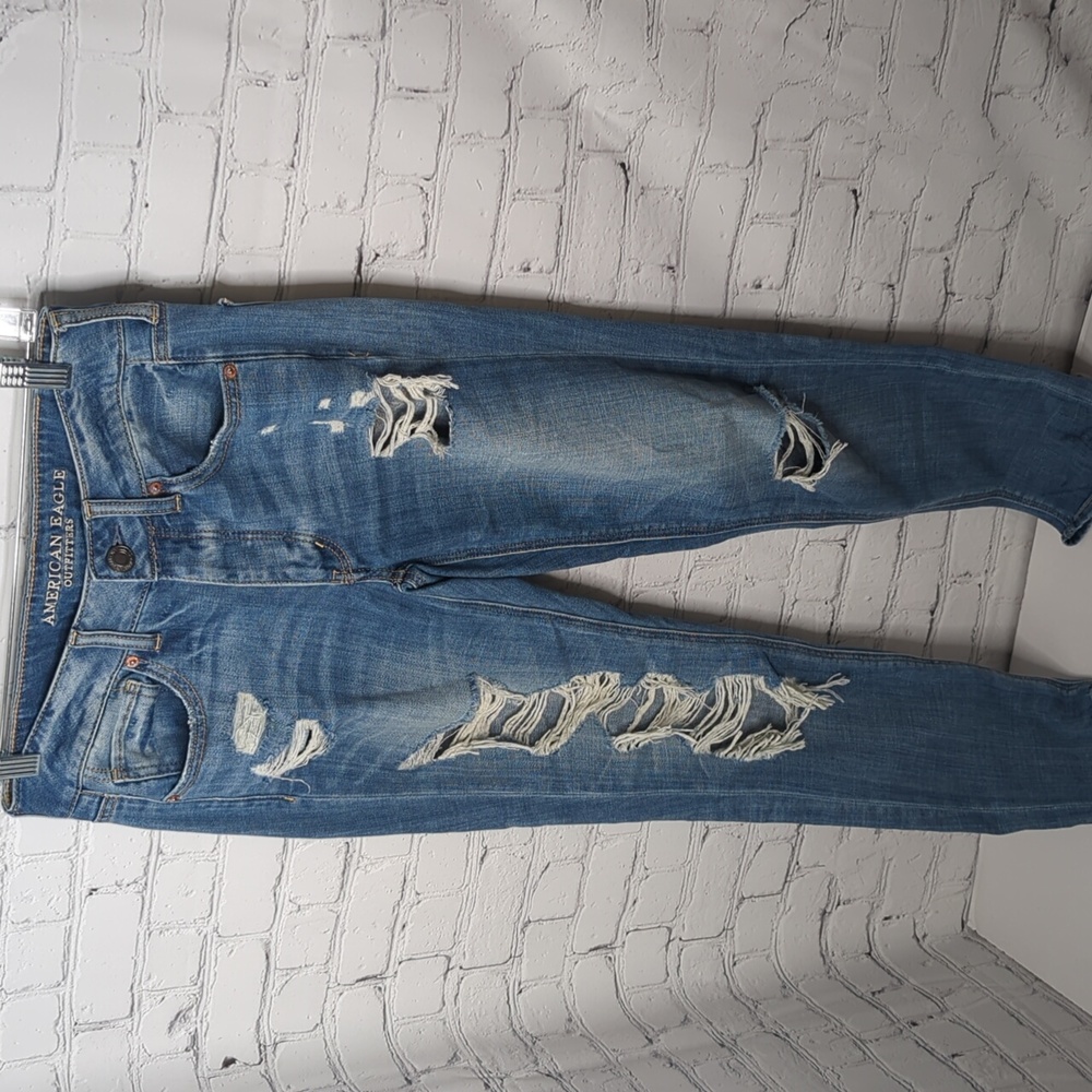 American eagle distressed tomgirl jeans